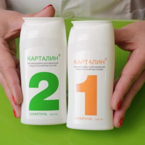 Prikaz Kartalin šampona za psorijazu i seboreju glave, 2x150ml u rukama farmaceuta