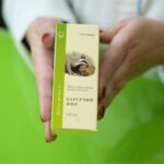 pakovanje masti od jazavca u rukama farmaceuta