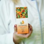 pakovanje "Sibirsko" ulje pasjeg trna u ruci specijalizovanog farmaceuta