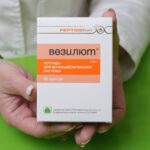 Vezilut peptidni kompleks za urinarni trakt, 60 kapsula u rukama farmaceuta