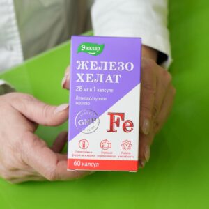 pakovanje helata gvožđa brenda Evalar u rukama farmaceuta, 60 tableta
